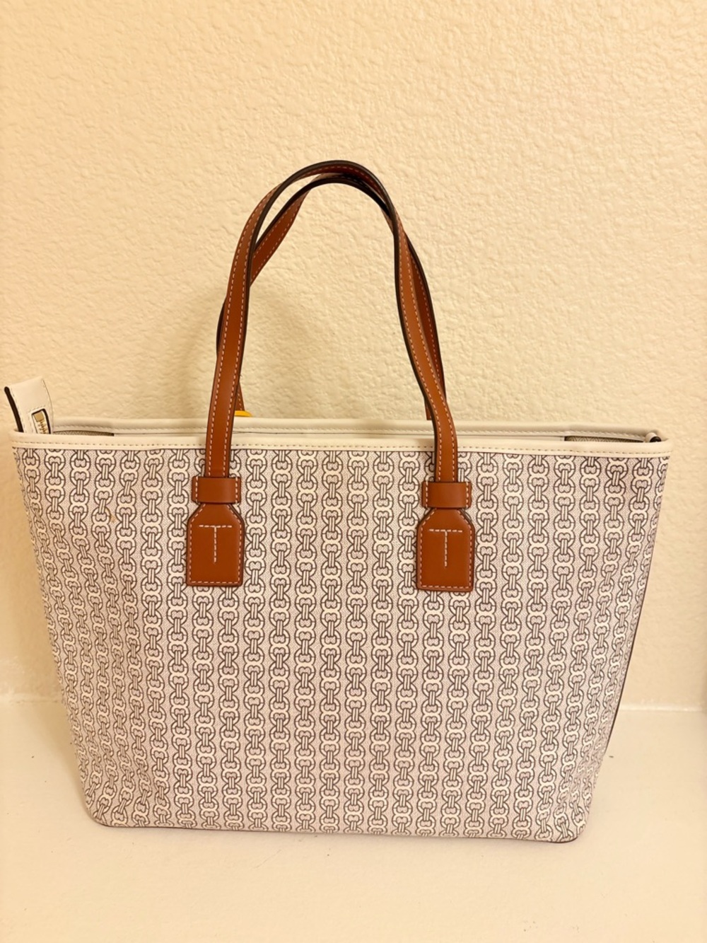 Limited Edition Tory Burch Gemini Tote Bag with Daisy Embroidery & Yellow Tag - Picture 4 of 16